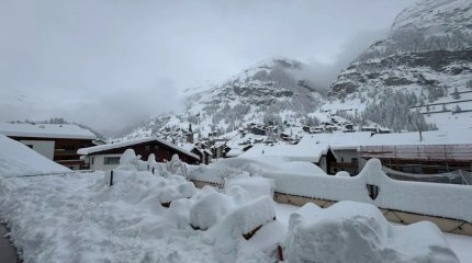 Швейцарский горнолыжный курорт страдает из-за аномальных снегопадов