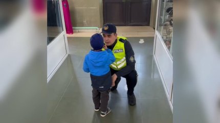 Көкшетауда полицейлер жоғалған баланы анасына аман-есен табыстады