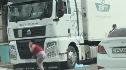 Грузовик насмерть сбил школьницу в Алматы