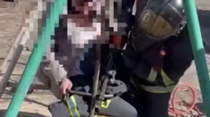 Женщину пришлось «выпиливать» из детских качелей в Ұлытау