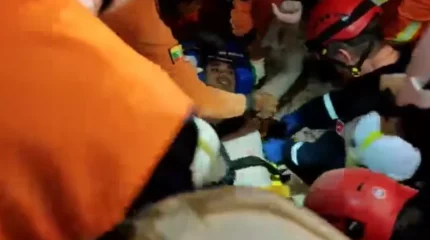 Жер сілкінісі: үйінділер астында қалған ер адам 100 сағаттан соң құтқарылды