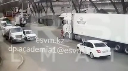 Алматыда 7 жастағы қызды ауыр жүк көлігі қағып кетті