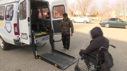 Ақтөбеде мүмкіндігі шектеулі жандар пандустардың стандартқа сай емес екенін айтады