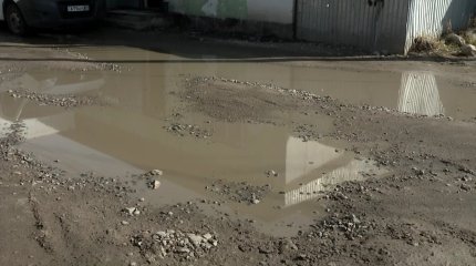 Бампер и радиатор "потерял" алматинец из-за плохих дорог в мегаполисе