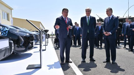 Қасым-Жомарт Тоқаев пен Гурбангулы Бердімұхамедов өнеркәсіп көрмесін аралап көрді