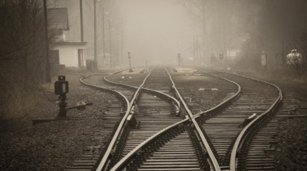 Пассажирка родила в поезде и выкинула младенца в окно