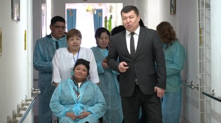 Члены партии «AMANAТ» проверили работу специального центра для инвалидов и престарелых в Уральске