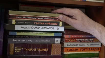 Житель Уральска собрал домашнюю библиотеку из десяти тысяч редких книг