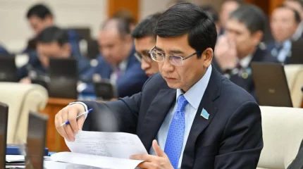 Асхат Аймағамбетов оқушылар мен студенттерге қатысты ұсыныс айтты
