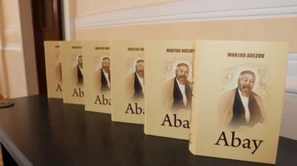 Бакуде Мұхтар Әуезовтің «Абай» романының латын қарпіндегі жаңа басылымы таныстырылды