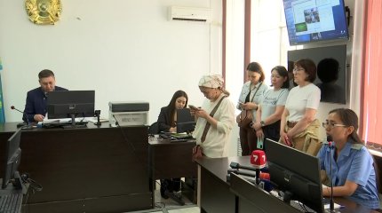 Ақтөбеде халыққа миллиондаған несие алғызды деп айыпталған емшінің соты басталды