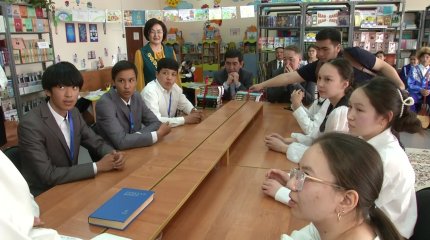 В честь Национального дня книги в Карагандинской области детям дарили произведения отечественных и зарубежных писателей