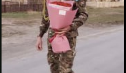 Вернулся из армии с букетом цветов для мамы: Казнет восхищается поступком казахстанского солдата