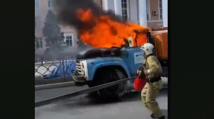 Грузовик загорелся во время движения в Семее