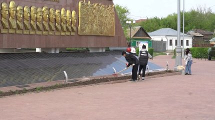 Оралдық волонтерлер жеңіс алаңын тазалады