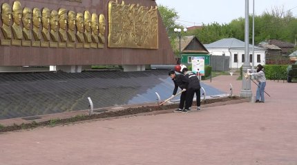 Уральские волонтёры привели в порядок площадь Победы