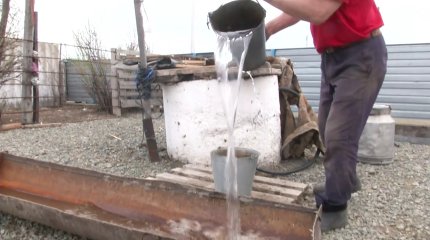 Жители села Кызылкой в Карагандинской области пьют воду из источника, которому уже 70 лет