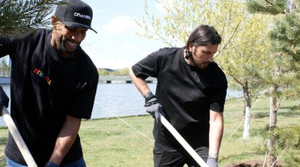 Звёзды мирового футбола высадили деревья в Астане