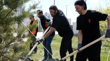 Әлемдік футбол жұлдыздары Астанада ағаш екті