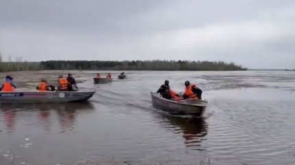 Жителей затопленного села Прибрежное в СКО перевозят на 13 лодках