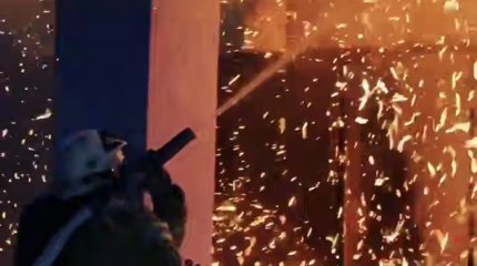 Пожар по повышенному рангу опасности тушат в гостинице Алматы