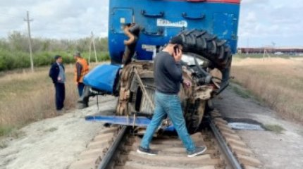 Трактор пойызбен соқтығысты: қаза тапқан адам бар