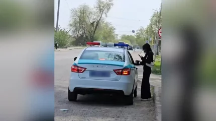 Алматы облысында жас қызды «Саяхатқа» апарып тастағысы келген полицейлер жұмысынан айырылды