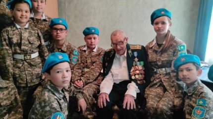 Алматыда Қарулы күштердің әскери қызметшілері соғыс ардагерін туған күнімен құттықтады