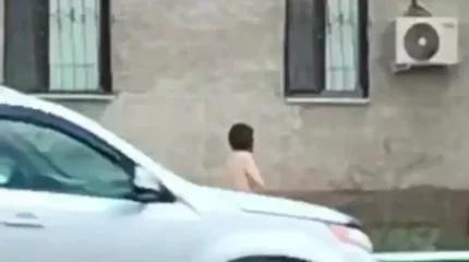 Қостанайда әйел адам көшеде тырдай жалаңаш жүгіріп жүрген