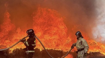 Крупный пожар на складе в Астане тушили более трех часов