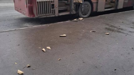 В Усть-Каменогорске взорвался пневмобаллон в автобусе: пострадавшую госпитализировали