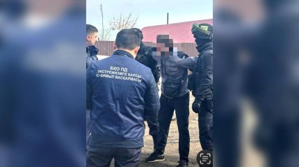 Батыс Қазақстан облысында егде жастағы әйелді бопсалаған екі адам ұсталды