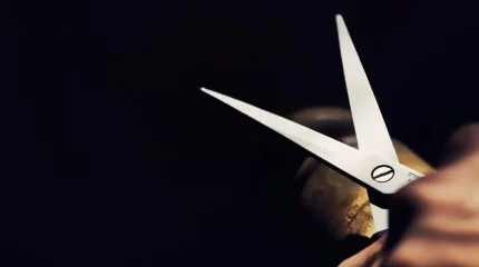 Әйел өз баласын қайшымен өлтірген