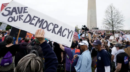 Тысячи человек вышли в США на протесты против Трампа