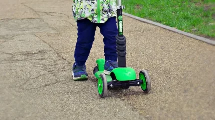 Қарағандыда тұрғын үй ауласында екі жасар баланы көлік қағып кетті