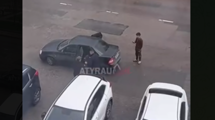 Похищение среди бела дня в Атырау: двое мужчин силой затолкали молодого парня в машину