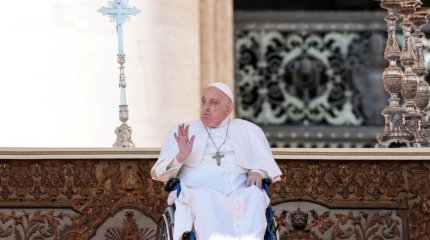 Папа римский впервые после болезни появился на площади Святого Петра в Ватикане