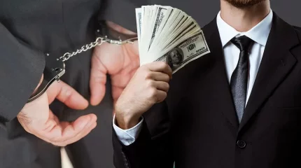 Екібастұзда ТЖД бастығы пара аламын деп сотталып, бүкіл атақ-абыройынан айырылды