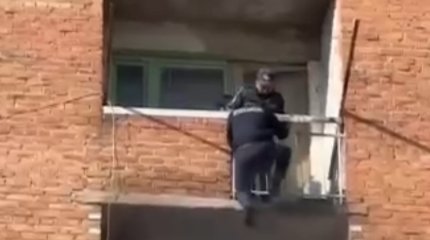 Полицейские потушили пожар в жилом доме в ВКО