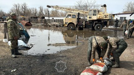Паводок в Акмолинской области: в Старый Колутон прибыли военнослужащие
