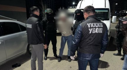 БҚО-да жергілікті тұрғындарды бопсалаумен айналысқан ер адам ұсталды