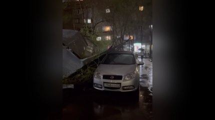 Потопы в квартирах и покорёженные авто: последствия мощного урагана устраняют в Алматы