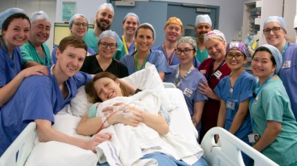 Жатырын ауыстырған британдық әйел ана атанды