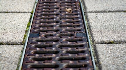 Ребёнок упал в ливневую канализацию в Шымкенте