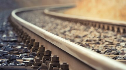 Тепловоз столкнулся с легковушкой в Костанае