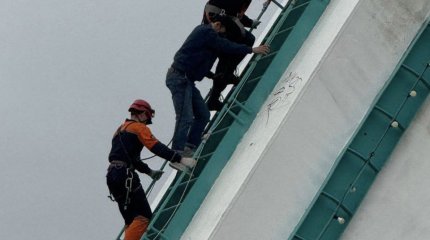 Спасателям пришлось снимать мужчину с арки моста в Астане