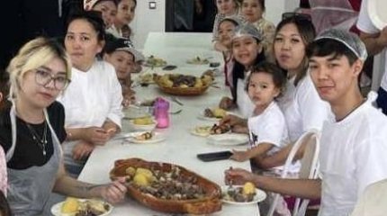 Ко Дню матери столичные семьи учили готовить шашлык из креветок и бешбармак