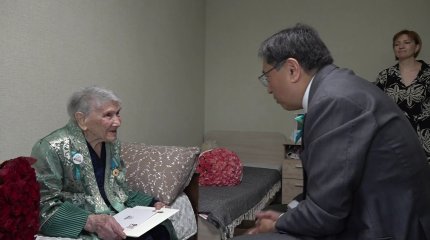 "80-летие Победы": Ерболат Досаев навестил и поздравил ветеранов в Алматы