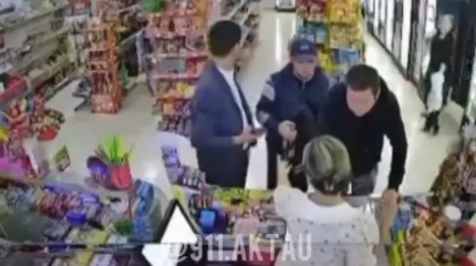 Ақтауда ер адам сатушы әйелдің жағынан ұрып, дүкеннен қашып кетті