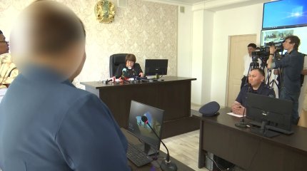 Сельского акима из Актюбинской области судят за фото с букетом степных тюльпанов